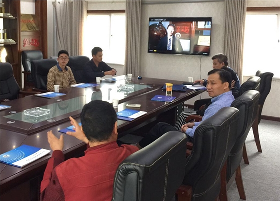 信阳市科技局党组成员、副局长许永对信阳灵石新产品研发工作提出指导意见。