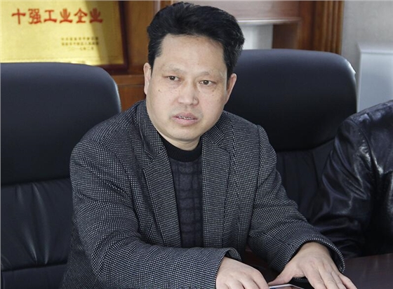 信阳市灵石科技有限公司党支部书记、副总经理陈安平对厂区环境卫生工作作出部署。