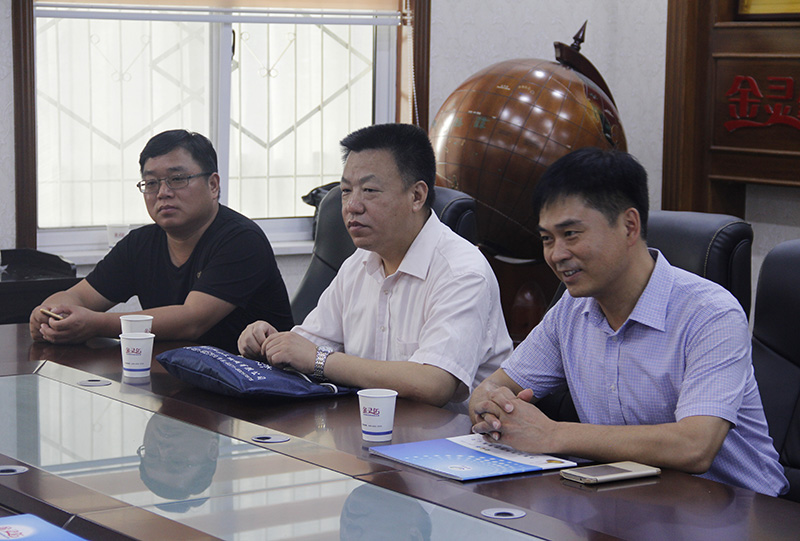 河南省散装水泥办公室领导在交流工作。