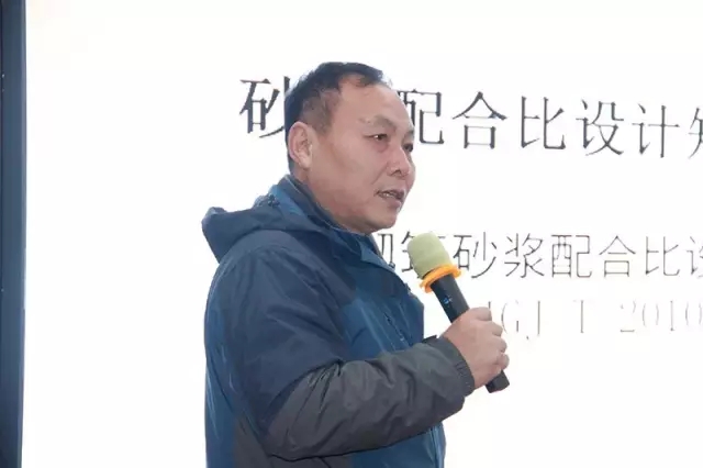 信阳市灵石科技有限公司总工程师王建平讲解预拌砂浆技术知识。