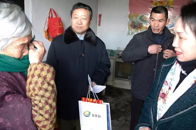 信阳市灵石科技有限公司副总经理孟旭燕女士代表信阳灵石党支部为孤寡老人送去节日的祝福。