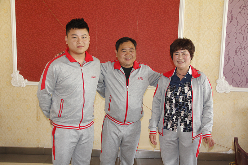 山东、江苏业务经理王伟(左一)、河南业务经理冯心琴(右一)与公司副总经理、砂浆剂事业部总监杜爱民合影。