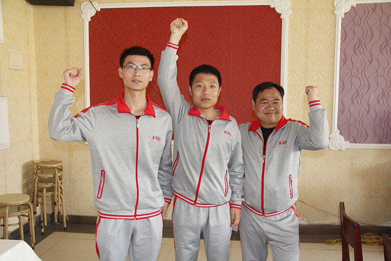 河北省区经理程波(左一)、河南省区经理王浩(中)与公司副总经理、砂浆剂事业部总监杜爱民合影。