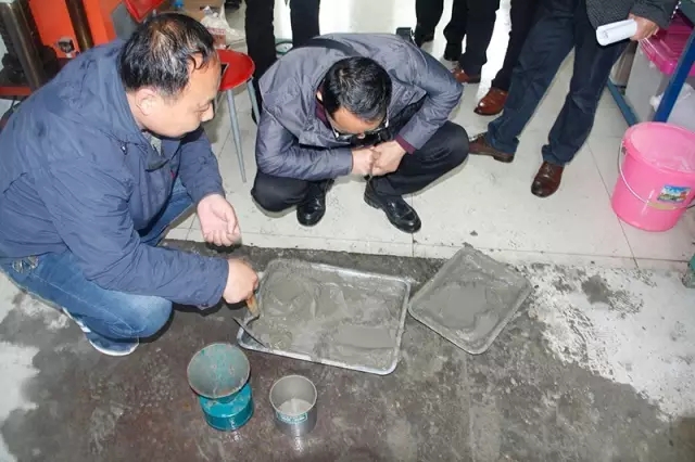 王总一行在公司科研中心观摩湿拌砂浆试验。