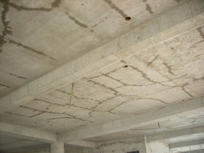 水泥质量不合格或水泥品种使用不当引起的裂缝