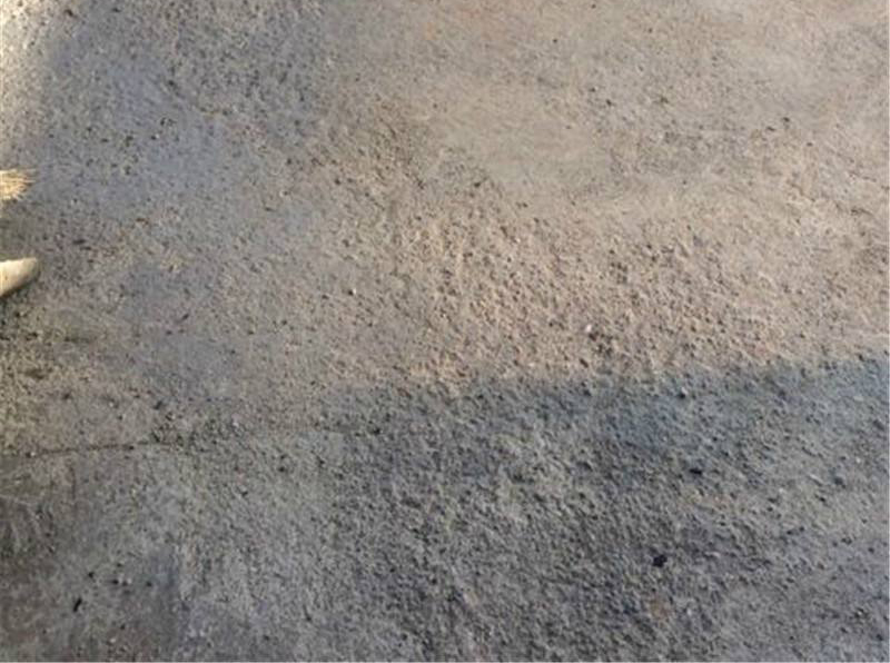 水泥地面起砂怎么办？看看信阳灵石是怎么说的。